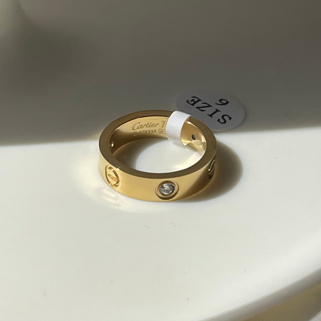 Stove paved gold love ring