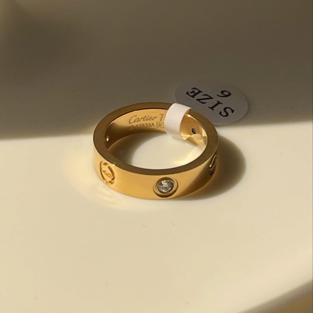 Stove paved gold love ring