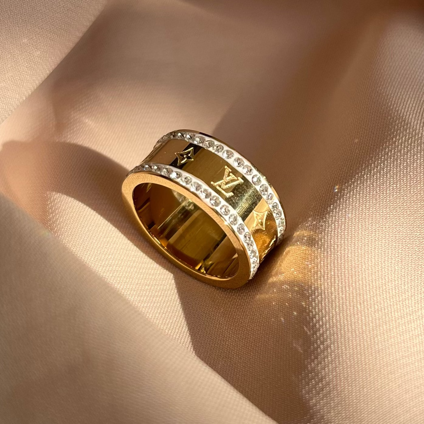 Crystal paved band ring