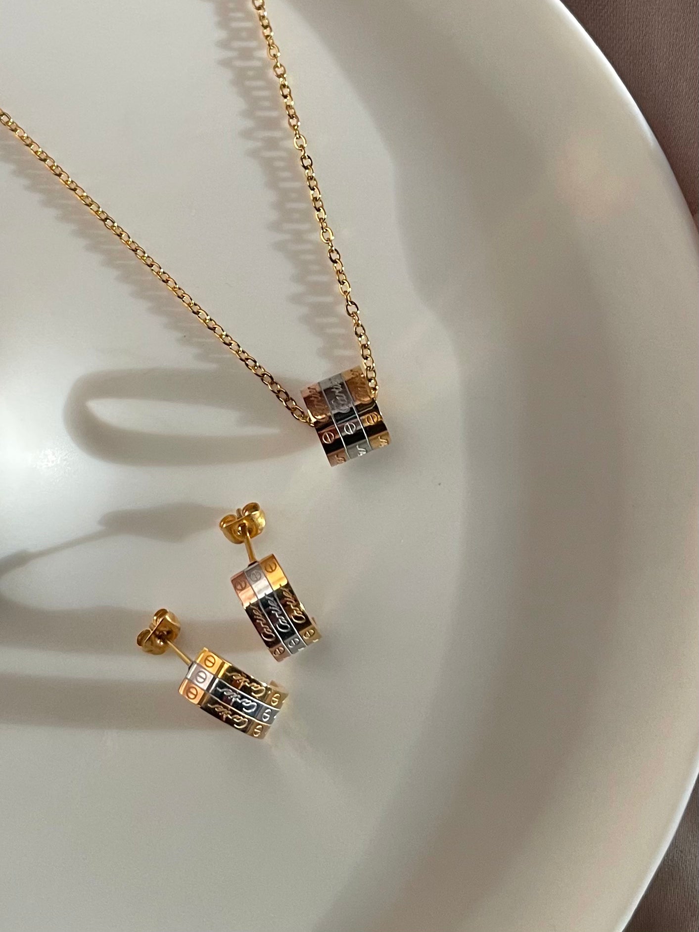 Tri-colored engraved pendant and studs set